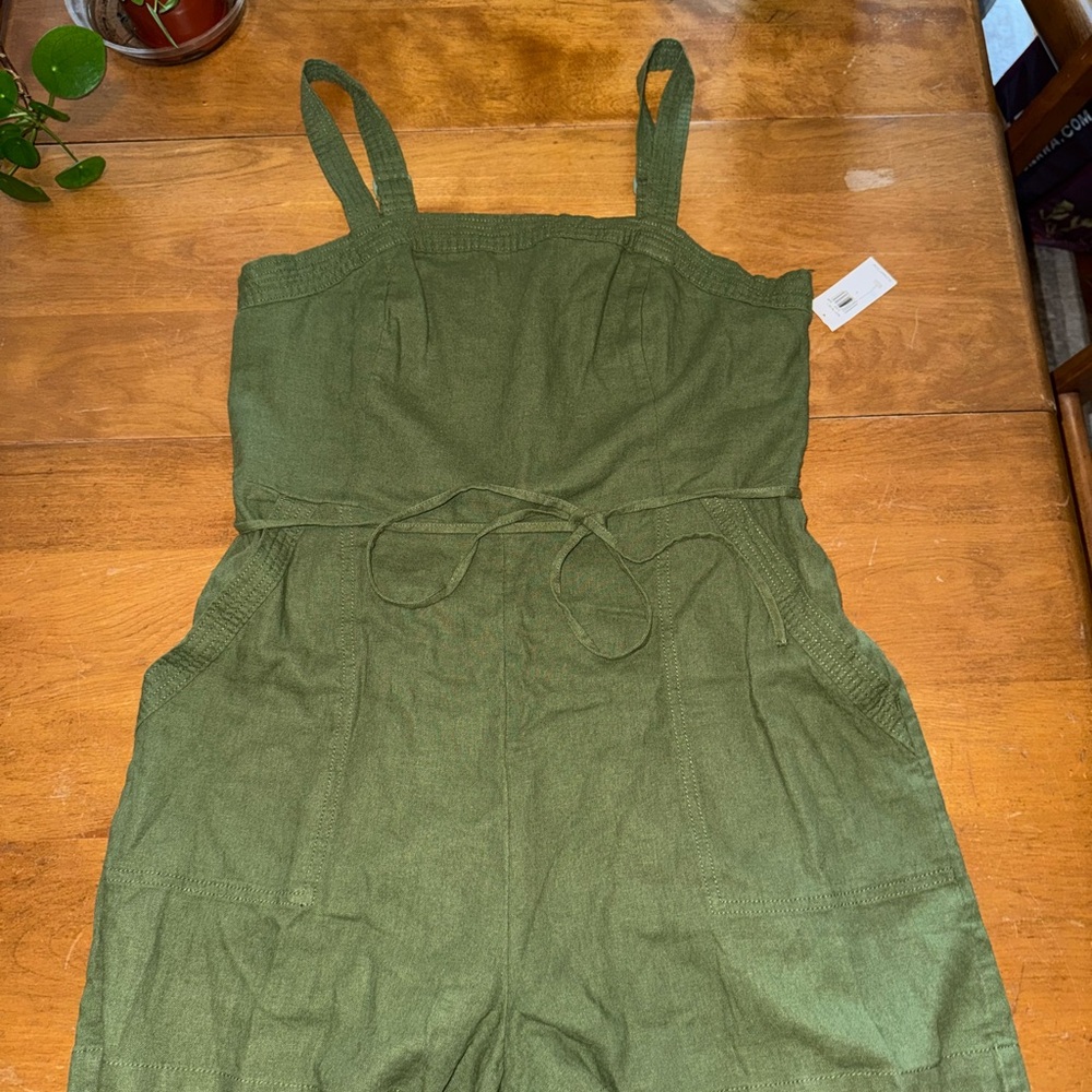 Green Sleeveless Romper - Picture 2 of 4